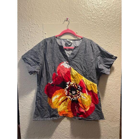 UA Scrubs Grey With Large Flower Scrub Top Woman’s Size X-Large - Picture 1 of 7